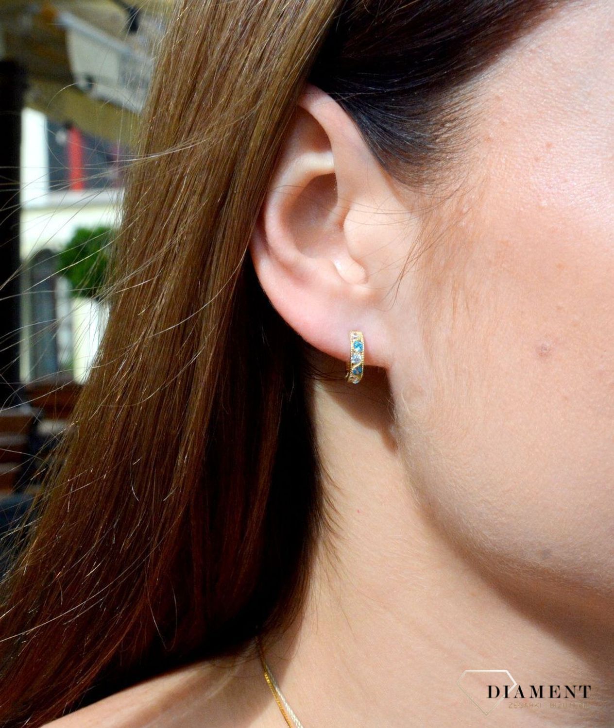 Złote kolczyki dla dziewczynki 333 cyrkonia KL 3258D 333Śliczne, złote kolczyki dla dziewczynki wykonane z wysokiej próby złota 333 o wadze około 1,05 g oraz długości około 1 cm. Minimalistyczne kolc.jpg